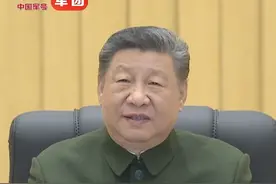 1月24日，中共中央总书记、国家主席、中央军委主席习近平到北部战区机关视察慰问，通过视频看望基层官兵，检查部队战备值班和执行任务情况，代表党中央和中央军委，向全体人民解放军指战员、武警部队官兵、军队文职人员、预备役人员和民兵致以诚挚问候和新春祝福。视频封面
