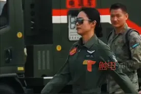 隔着屏幕都能感受到他们的气场！11月5日上午，参加#第十五届中国航展 的空军“八一”飞行表演队抵达珠海国际航展中心，飞行员们迈着比主角还主角的步伐登场。(来源：广东台珠海记者站)视频封面