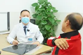 颈肩痛，左胳膊抬不起来，考虑是颈椎压迫神经了 #颈肩疼痛 #门诊日常 @抖音健康使用计划 @抖音热点宝 @抖音医疗健康小助手视频封面
