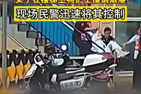 #长沙  一女子警务室前将护士推下楼梯致其从楼梯滚落，现场民警迅速将推人者控制。据了解，推人原因并非 #医患纠纷 。视频封面