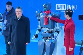 湖北人形机器人“大壮”给大家拜年啦，现场秀绝活，轻松举起20斤重哑铃（原创采访）视频封面