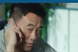 男孩给爸爸打电话泣不成声，背后原因让人感动#分界线#家庭#影视解说  视频封面