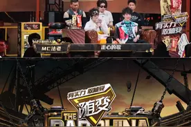 #大张伟的嘴到底有多少punchline WoWkie Da@大张伟 在点评@贰万没喝够 《活在困惑里》时说道“不接受才是音乐的源头”，又被大老师的Punchline狠狠戳到了！就算有些情绪破破烂烂，也能够被大老师缝缝补补！#新说唱抢位赛残酷升级  #新说唱2024视频封面