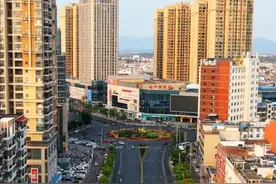 这里是湖北省麻城市，要问麻城有多大，一两个镜头还真的装不下，麻城，一座山美水美的城市，一个人杰地灵的地方，位于湖北省东北部，鄂豫皖三省交界处，版图面积3747平方公里，辖19个乡镇办，全市常住人口87.14万人，说到这里，请跟随超哥航拍的镜头，一起来瞧瞧麻城近几年来的发展，看看街道和这座城市美丽的风景，麻城，一个曾经贫困的小县城，经过几十年间不断的创建与发展，终于发展成为湖北省黄冈市地区经济第一县市，实属不易…你看到了麻城如今的飞速发展，你是否会为自己的家乡感到自豪呢？远在北上广的麻城老乡们，如果你刷到了这条视频，请在评论区留下你的足迹，好了，这期视频就到这里吧！下期视频更精彩！视频稍微有点长，请耐心看完！#湖北麻城 #城市记忆 #城市建设 #城市风景 #风景视频封面