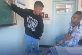 【#布置足球战术火爆全网的新疆小孩哥找到了  ！本人回应：想当足球运动员】近日，一条足球少年气势满满布置踢球战术的短视频火爆全网。这名足球小将来自新疆巩留县名叫穆哈买提・阿布沙塔尔，视频中穆哈买提自信满满地为队友们布置战术，技术出众，条理清晰，展现出超乎年龄的战术素养和领导才能。#新疆足球小将布置战术燃爆了  #国足  @迪丽努尔视频封面