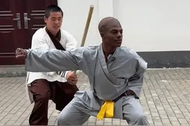 3月28日 河南，“甲亢哥”Speed来河南学少林功夫，感受“开棍”疼出“痛苦面具”，演出初见“成效”，网友直捧场：不是哥们儿，你还真学会了啊#河南dou知道 #甲亢哥来河南学习中国功夫视频封面