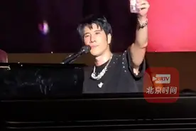 虽然已没有代言，王力宏仍随时随地在喝娃哈哈。近日，还在温州演唱会上说出经典广告词：爱的就是你。#王力宏 #娃哈哈 #王力宏爱的就是你
