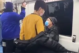 隔着屏幕都能感受到尴尬，29日辽宁，一大妈在地铁车厢里妖娆热舞。目击者：看到她完全沉浸在自己的舞蹈世界里！视频封面