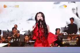 #2024网络视听盛典 “民亦劳止,汔可小康;惠此中国,以绥四方”在老者的诵读中，历史的画卷展开。#谭维维 一袭红色长裙，带领交响乐团演唱《奔向明天》，唱出了从古至今的锦绣中国里的波澜壮阔，唱响了大家同心同行奔向明天的美好愿景。视频封面