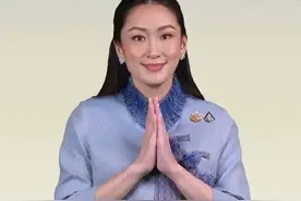 泰国总理借AI讲中文：邀请中国游客来泰过年 泰国总理府22日发布了总理佩通坦利用人工智能（AI）技术生成的中文视频。她在视频中表示，泰国政府高度重视游客安全，欢迎中国游客来泰国旅游。#泰国总理借AI讲中文 #泰国总理用AI讲中文欢迎中国游客来泰过年  （新华国际、环球网）视频封面