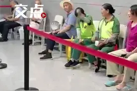 成都发布高温红色预警，成都地铁全线网车站均可供市民纳凉。（记者 张博程 素材来源：@成都地铁 ）#地铁#轨道交通#成都地铁#暖心服务#成都
