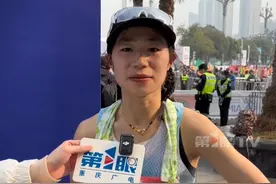 从业余选手迅速成长为重庆马拉松“一姐”的冯丹，坦言主场作战没能破自己的记录有点遗憾，“因为热爱，不管多难，一定要坚持下来才行。”#抖音精选计划视频封面