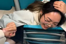 六旬老师智救二旬年轻人，大学生上课卡进椅子里，老师冲下讲台将其拖出（视频来源：@我不是狮子🦁 @穿睡衣 ）视频封面