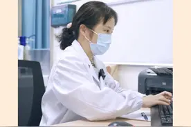 肺鳞癌3期还能活多久？还有没有必要手术？ #硬核健康科普行动 #医学科普 #门诊故事 #肺鳞癌 #董晓荣视频封面