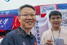 男生河南高考物理类686分，哈尔滨工业大学现场“抢学生”，招生老师：太优秀了，看到都两眼放光！(原)#高招 #志愿填报 #高考分数 #985