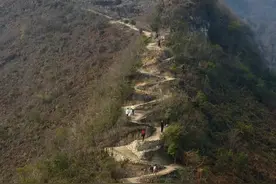 在贵州遵义的大山顶上，发现一户独居人家隐居山林，为了出行方便，他花了建房三倍的费用，修建了一条盘山路，从山下到山顶，共有九十九道弯，需攀爬一个多小时。让人无法理解的是，为何非要花如此代价在这里建房？#山里人家 #隐居生活 #贵州美好推荐官 #旅行大玩家视频封面