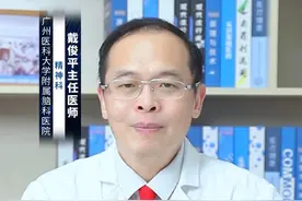 抑郁如何停药才能最大程度减少停药反应？ #涨知识 抑郁患者停药时，为了最大程度减少停药反应，应遵循以下原则：
第一，逐步减量。停药过程应循序渐进，避免突然停药。#抑郁 症患者应在医生的指导下，根据病情和药物耐受性，逐步减少药物剂量。这样可以给身体足够的时间适应药物浓度的变化，减少停药带来的不适感。
第二，注意观察。在停药过程中，患者应密切关注自身的身体和心理反应。一旦出现停药反应的症状，如头晕、头痛、恶心、失眠、情绪波动等，应及时与医生沟通，调整停药计划或采取必要的措施缓解症状。
第三，心理支持。停药不仅仅是身体上的调整，更是心理上的挑战。抑郁症患者在此期间可能会感到焦虑、不安或恐惧。因此，心理支持至关重要。患者可以与家人、朋友或心理医生保持沟通，分享自己的感受，获得情感上的支持和理解。
第四，定期复诊。停药过程中，患者应定期到医院复诊，接受医生的评估和指导。医生会根据患者的恢复情况调整停药计划，并提供必要的支持和建议。
综上所述，抑郁患者停药时应逐步减量、注意观察、获得心理支持并定期复诊，以最大程度减少停药反应。这些措施有助于患者平稳过渡到无药状态，降低病情复发的风险。#硬核健康科普行动  @创作灵感小助手视频封面
