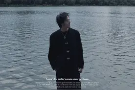 秋日湖边水边如何拍出惬意舒适感？教你三个万能姿势，拒绝尴尬生硬，轻松拍出自然抓拍感。不论江边河边湖边海边，只要有水的地方都能用得上！#手机摄影  #秋日拍照   #男生拍照姿势 #湖边拍照 #水边拍照视频封面