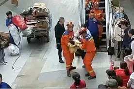 女童独自爬上扶梯手指被卡，消防员火速到达现场，3分钟成功营救送医。视频封面