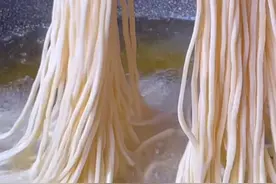 把面条放进滚烫的油锅中，出锅瞬间变美食，简单又好吃，太香了视频封面