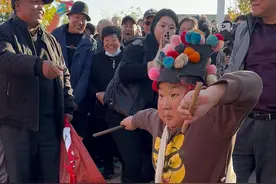11月18日（采访），河北保定，小孩哥在庙会上即兴打鼓，抬手就起范儿，表情超生动。网友：每帧都是表情包！#民俗文化 #庙会文化 @传统民俗-小辉视频封面