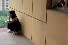 8月8日山东聊城，女生为捡帽子翻到12楼平台回不去了，消防员抱着送进窗内 视频封面