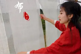 千年夏布｜从苎麻织布开始，做一条夏衣裙子 夏布历史悠久，可追溯千年之远。古史记载：“古者先布以苎始，棉花至无始入中国，古者无是也。所为布，皆是苎，上自端冕，下讫草服。”唐代时期，夏布被列为贡品。而后亦有“夜夜机杼声，家家绩麻布”之盛况。随着20世纪80年代现代纺织品的涌入，夏布生产跌入谷底。本视频历时一年，展示的是现在夏布之乡尚且遗存的夏布制作过程。如今，由于夏布的制作工序极其繁琐复杂，我们所探访的夏布之乡文化村愿意从事的年轻人越来越少，也许再过两代人，这项传统手工技能将会从现实中消失……#百young非遗 #非遗守护人 #一见爱上传统文化 #乡村生活家 #非物质文化遗产视频封面