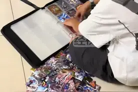 9岁男孩看完电影《南京照相馆》回家将珍藏的日漫卡片全部撕掉
