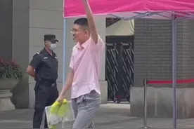 男生自信走出考场“社牛”式发言，还说“要低调，别声张。”可爱模样引现场欢呼！网友：这肯定考得差不了，祝前程似锦！视频封面
