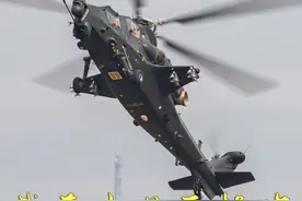 中国武直十逆天操作：悬停倒飞+360度贴地狂飙 钢铁猛禽撕裂低空禁区！#武直10 在#珠海航展 上演悬停倒飞+360°贴地狂飙神级操作——机身以近乎零高度完成360°螺旋绕桩，旋翼掀起沙暴狂潮，极限悬停倒飞时座舱倒置锁定目标，瞬间切换俯冲攻击姿态‌。