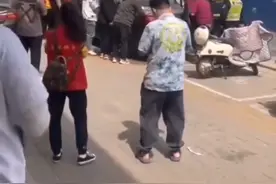 道路狭窄消防车无法通过，众人合力挪车车主本人竟也在其中#消防车 视频封面