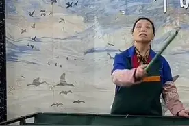 #质检阿姨打羽毛球质检  今年羽毛球价格大涨，最先实现“打球自由”的竟然是……（供稿：衢州影像）视频封面