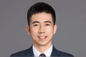 「组织卖淫」刑期10年起？3招争取轻判，怀孕≠免罪 痛点案例
亲戚因组织卖淫被抓，现场2人、手机记录铁证，涉案超千万！孕妇会坐牢吗？
👉法律红线：组织超10人=“情节严重”，主犯10年起步（《刑法》358条）
⚠️家属误区
1. 以为孕妇能缓刑❌
→ 刑期3年以下才可能缓刑！女方10年起，只能申请“暂予监外执行”（孕期至哺乳期） 
2. 以为男方能算从犯❌
→ 若参与分成超50万，可能被定为“情节严重”，刑期5-10年！ 
⚖️律师实战建议
1. 退赃保命：积极退赃，至少减刑10%-20%； 
2. 切割罪名：男方 “协助调度”，避免被认定为主犯；
3. 证据对抗：审查手机取证程序，若存在逼供可推翻部分证据！ 
#组织卖淫罪  #西安刑事律师许睿 #陕西刑事律师许睿 #抖来普法2025 #缓刑
