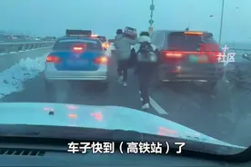 2月25日，山东临沂。男子在开往高铁站的路上发现有学生因堵车下车跑步前行：可能是怕误车，扛着行李就跑。视频封面