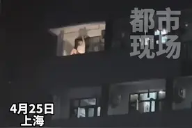 男生在宿舍阳台狂舞引得对面女生狂呼，女生：我也没想到他那么会跳啊#跳舞#音乐#学生视频封面
