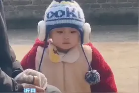 一岁多萌娃看老人下棋，冷静观战，试探性指挥走“車”视频封面
