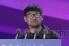 rokid创始人祝明铭是从阿里离职创业的 3月27日下午，浙江省省政府与阿里巴巴集团、蚂蚁集团签署战略合作协议。前段时间，因在政府大会脱稿演讲的Rokid CEO祝明铭谈阿里对浙江科创企业的作用，他也是从阿里出来的，同期同事是吴泳铭和蔡崇信。#阿里巴巴 #rokid视频封面