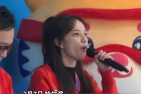 2月7日，哈尔滨亚冬会冰球比赛现场，00后解说员又开始喊麦整活了，全场点亮手机闪光灯，赛场秒变演唱会！视频封面