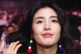 巨星云集，@赵丽娜 赵丽娜 也来#UFC澳门 现场观战啦！视频封面