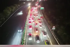 清明假期第一天凌晨2点，无人机空中视角直击堵点。  #堵车时第一辆车在干什么 #快处快撤 #清明节视频封面