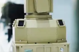 【当你竖起这座“塔” 美军精确制导武器也得“瞎”】激光制导武器向目标发射激光时，激光角度欺骗干扰设备能够接收到激光并进行分析，随后发射更高强度激光照射假目标，从而诱导弹药攻击假目标。视频封面