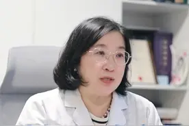 一到秋冬天，钻进被窝就浑身痒，像有虫子在身上爬，一抓还起红疹子！这是不是你？董妈两招教你处理，不用往医院跑！#科普#冬季瘙痒症#皮肤干痒#秋冬10%#尿素身体乳视频封面