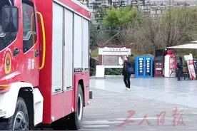 近日，贵州贵阳，网友偶遇宝宝牌消防车，外形小巧可爱，平稳爬台阶。网友：可以借我爬个山吗？求链接～#猫猫车来巡逻 #宝宝牌消防车视频封面