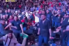 墨西哥"终极"格斗夜 观众上演了“全武行”打成一团 UFC总裁：这是UFC比赛发生这样的事并不会让赛事“丢面子”视频封面