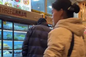 网友在线提问到云南餐馆吃饭看着菜柜怎么点菜？#有一种叫云南的生活 （感谢网友分享@顾总去哪玩 ）视频封面