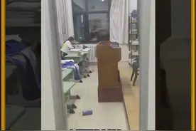 老师为了抓学生玩手机居然这样做 老师为了抓学生玩手机居然这样做
#结局万万没想到视频封面