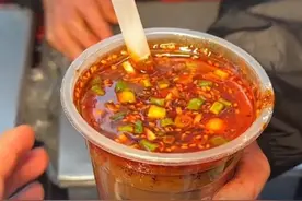 重庆咖啡居然都吃麻辣的 重庆人万物皆可麻辣，这次连咖啡都不放过……网友：重庆的朋友这是真的吗？#重庆dou知道视频封面