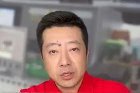 急救瞬间！小轿车不慎冲入河中，司机无助地站在车顶，眼见湍急的水流就要将他连人带车整个吞没，一个身影猛扑入水#抖音热评 #救人瞬间 #站车顶司机被交警急救视频封面