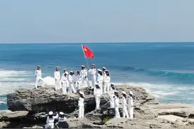 再见了，我的第二故乡——一位退役维吾尔族战士的告白。（作者：沈宏权 高士捷 赵培森 / 编辑：姬翔 刘海洋）#退伍不褪色 #退伍季视频封面
