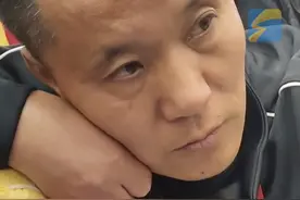 3月16日，广东深圳，谢浩男团圆宴现场，杜小华极度失落的眼神太扎心了：我的付出不比任何一个寻亲家庭少，却一次次见证别人的孩子回归。#寻子 #杜小华 #宝贝回家 #谢浩男视频封面